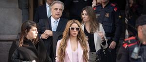 Shakira erschien am Montag im rosafarbenen Hosenanzug persönlich vor Gericht.