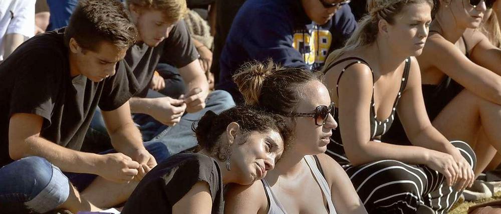 Studenten an der University of California in Goleta bei einer Trauerveranstaltung für die Opfer des Amokläufers.