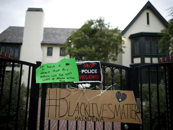 Banner und Zettel am Eingangstor des Hauses vom Bürgermeister von Los Angeles, Eric Garcetti, am Dienstag. Die Proteste richten sich gegen einen veröffentlichten Polizeibericht, der den Tod des Schwarzen Ezell Ford im August 2014 behandelt. 