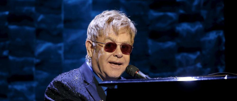 Mit seiner Musik begeistert Elton John noch immer Millionen. Jetzt muss er sich gegen unangenehme Vorwürfe zur Wehr setzen.