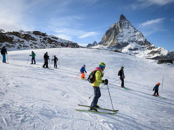 Skifahren mit Blick auf das Matterhorn.