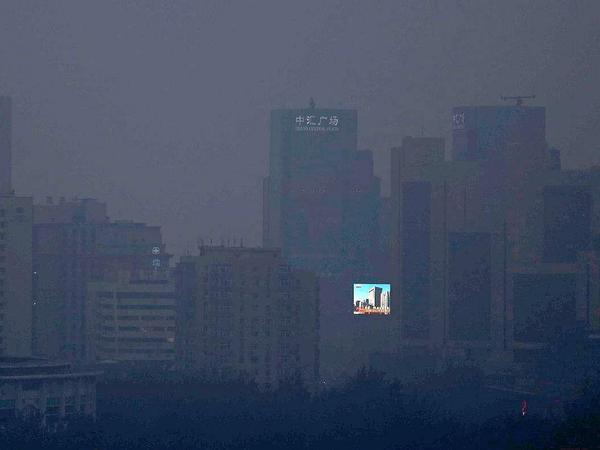 An diesem Tag im September 2014 durchdringt nur ein LED-Bildschirm den Smog in Peking.