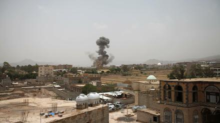 Nach einem Luftangriff steigt Rauch über der Stadt Sanaa im Jemen auf.
