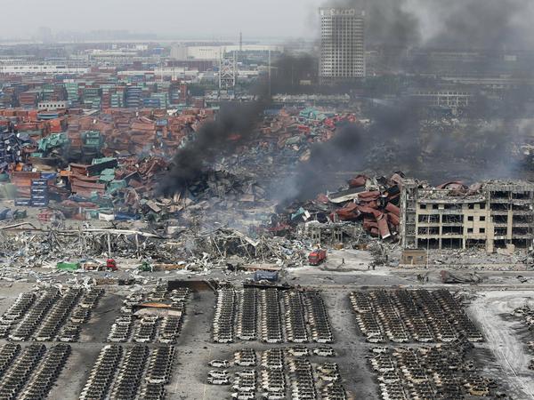 Rauch steigt aus den zerstörten Schiffscontainern in Tianjin auf. Am Samstag gab es weitere Explosionen auf dem Gelände.