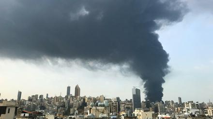 Eine große Rauchsäule steht über dem Hafengebiet von Beirut.