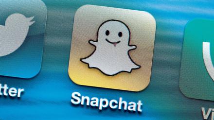Auf dem Display eines Smartphones ist das Logo der App Snapchat zu sehen.