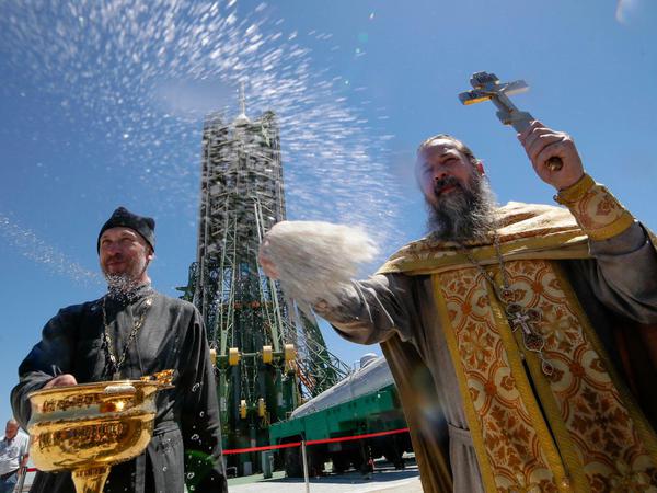 Ein orthodoxer Priester segnet die Sojus FG Rakete an der Startrampe in Baikonur.