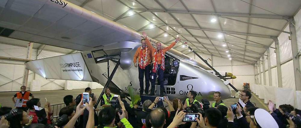 Die Schweizer Piloten Andre Boschberg (l) and Bertrand Piccard vor ihrem Sonnenflieger "Solar Impulse 2" am Dienstag bei der Ankunft am Flughafen in Chongqing, China. 