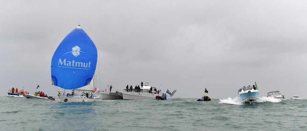 Empfangskomitee. Etwa hundert Boote fuhren hinaus aufs Meer, um den Sieger des Golden Globe Race zu begrüßen. Tausende Schaulustige säumten die Hafenmole von Les Sables d'Olonne.