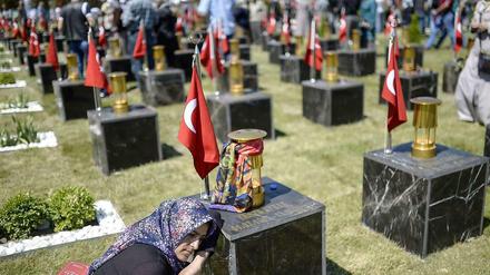 Auf dem Friedhof in Soma in der Türkei trauern zum Jahrestag des Grubenunglücks hunderte Angehörige um ihre Opfer. 