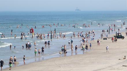 Urlauber nutzen bei hochsommerlichen Temperaturen den Strand auf Norderney.