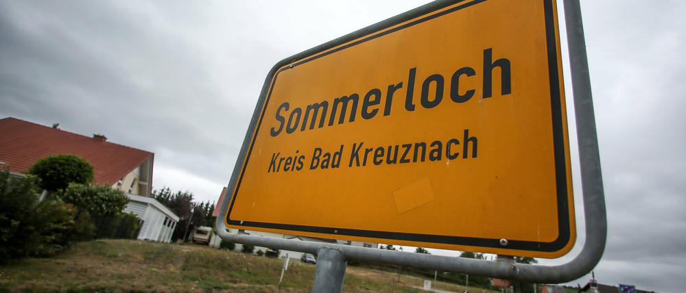 Das Ortsschild der Gemeinde Sommerloch, aufgenommen am Montag in Sommerloch (Rheinland-Pfalz). Jeden Sommer lockt die 440-Seelen-Gemeinde Sommerloch bei Bad Kreuznach in Rheinland-Pfalz zahlreiche Journalisten.