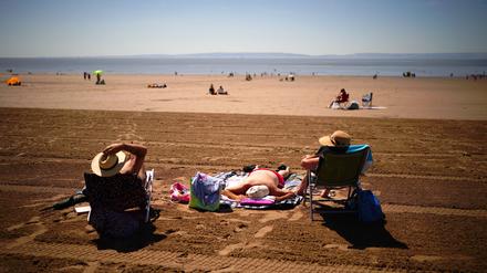 An einem heißen Sommertag verbringen Menschen Zeit am Strand von Barry Island (Großbritannien)