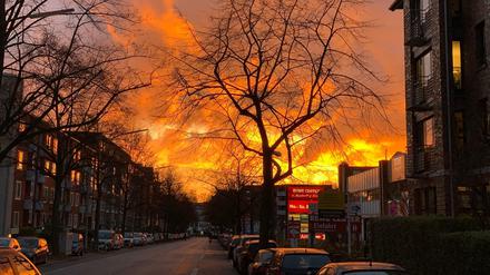 Wolken wie Feuer im Hambuger Stadteil Winterhude.