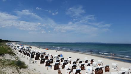 Zahlreiche Strandkörbe stehen am Strand des Ostseebades auf der Insel Rügen.