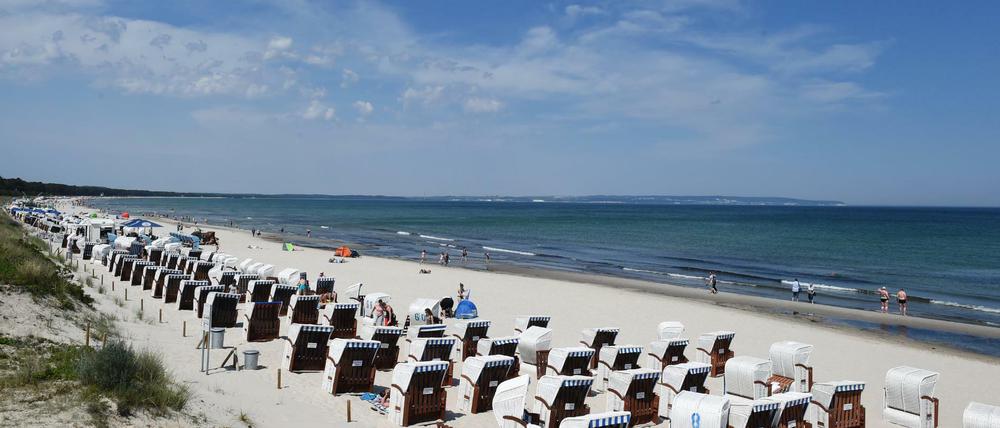 Zahlreiche Strandkörbe stehen am Strand des Ostseebades auf der Insel Rügen.