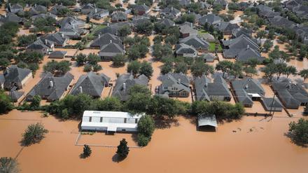 Braune Brühe überall: ein überflutetes Wohngebiet in Texas.
