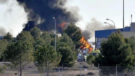 Flammen schlagen in Spanien auf dem Nato-Stützpunkt hoch, wo ein griechisches Kampfflugzeug abgestürzt ist.