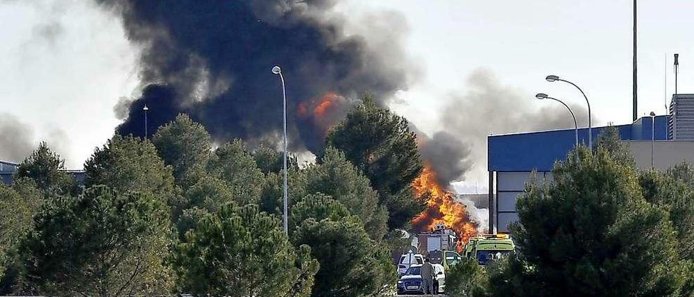 Flammen schlagen in Spanien auf dem Nato-Stützpunkt hoch, wo ein griechisches Kampfflugzeug abgestürzt ist.