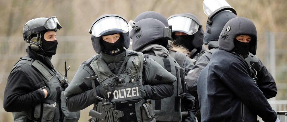 Beamte eines Spezialeinsatzkommandos (SEK) der Polizei stehen am 05.04.2013 in Köln. Ein neuen Kollege hat sich über Schikanierung beschwert, er soll unter anderem gefesselt worden sein. 