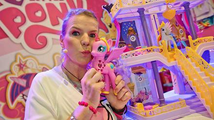 Eine Welt in Rosa und Pink, sogenannte "Mädchenfarben": Die Komikerin Mirja Boes präsentierte am Dienstag My Little Pony von Hasbro in Nürnberg (Bayern) während der Neuheitenschau zur 66. Internationalen Spielwarenmesse. 