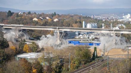 Die Salzbachtalbrücke in Wiesbaden wird gesprengt.