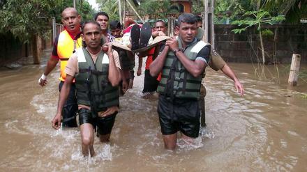 Soldaten bergen Verletzte aus den Hochwassergebieten in Sri Lanka.