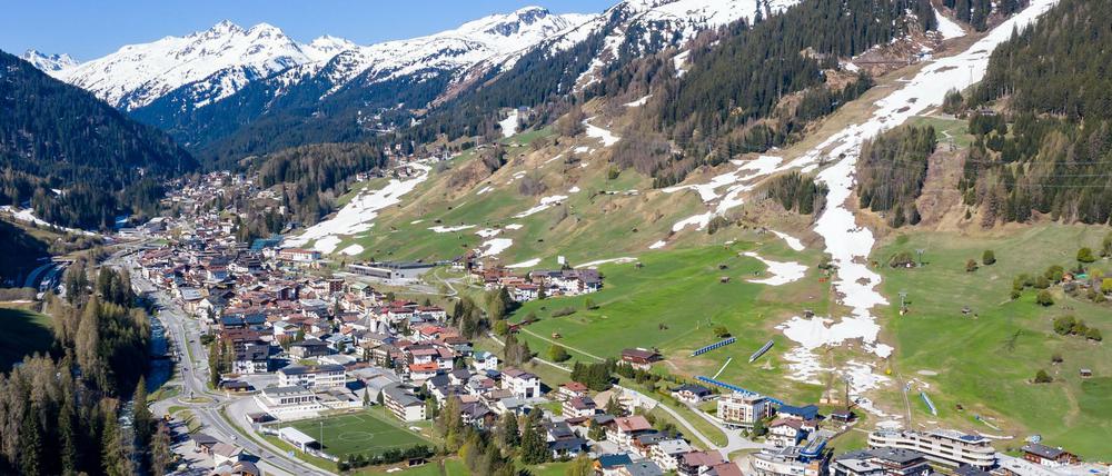 Im österreichischen St. Anton wurden 96 Skitouristen angezeigt, die sich dort entgegen der Corona-Regeln aufhielten.