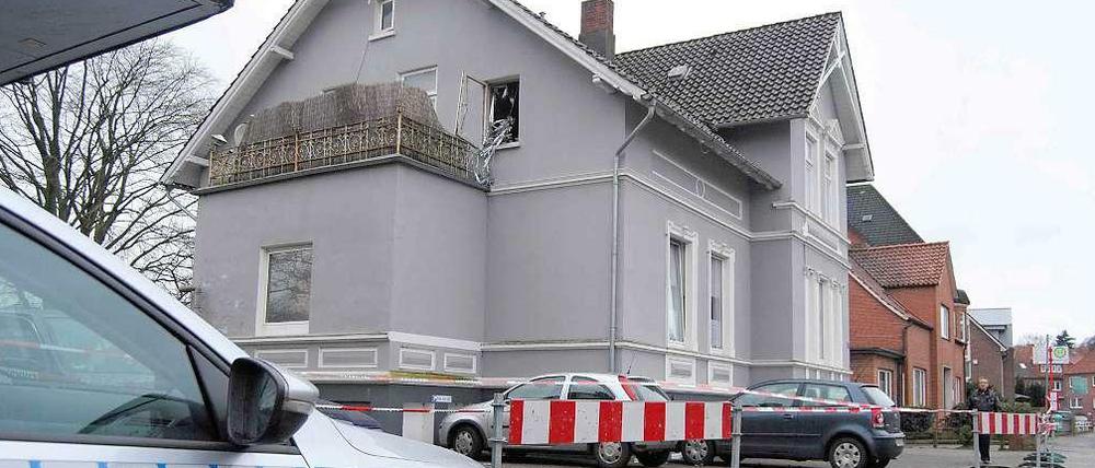Ein Polizeifahrzeug in Stade (Niedersachsen) vor dem Haus eines Mannes, der sich offenbar bei dem Versuch eine Bombe zu basteln selbst in die Luft sprengte (Siehe Fenster).