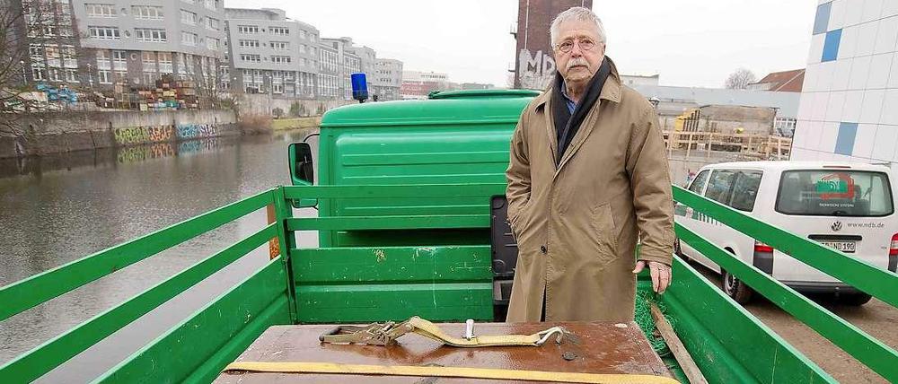 Der Liedermacher Wolf Biermann mit einem seiner Stahlschränke in Hamburg. 