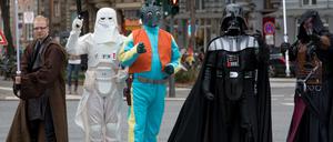 Mitglieder eines "Star Wars"-Fanclubs posieren in Hamburg mit ihren Kostümen, die die Filmfiguren Jedi Ritter, Snowtrooper, Greedo, Darth Vader und Darth Revan darstellen. 