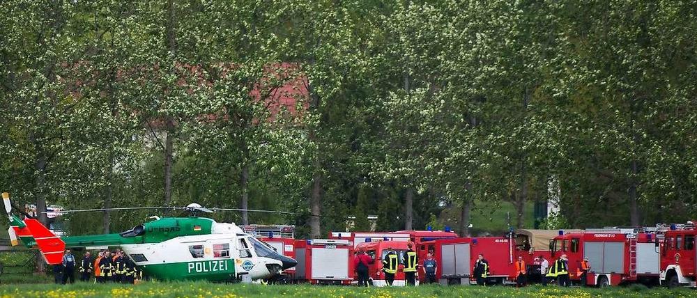 Ein Hubschrauber und weitere Einsatzkräfte in Wilhelmshof, einem Ortsteil von Stendal (Sachsen-Anhalt). Ein fünfjähriges Mädchen wird seit Samstagabend vermisst.