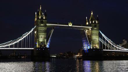 Blick auf die Tower Bridge im Zentrum Londons, die aufgrund einer technischen Störung in vollständig geöffneter Position feststeckt.