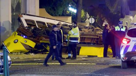 Hilfskräfte am Ort des Straßenbahnunfalls im Stadtviertel Lapa. Nach Angaben der portugiesischen Rettungsdienste entgleiste am Freitagabend ein Holzwaggon der Lissaboner Straßenbahn und kippte dann um. 