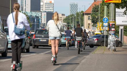 In Berlin und anderen Großstädten sorgt das Aufeinandertreffen von Pkw, Fahrrädern und E-Scootern für Konflikte.