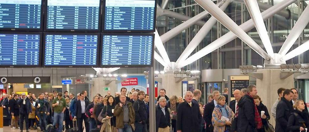 Wie kürzlich hier in Hamburg müssen sich nun auch die Fluggäste in Düsseldorf und Köln gedulden.