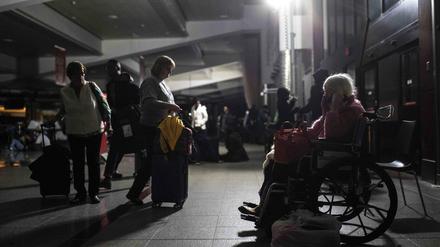 Am Flughafen in Atlanta saßen viele Passagiere im Dunkeln.