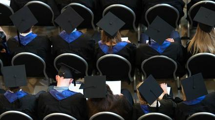 Studenten sitzen bei der Abschlusszeremonie (Symbolbild)