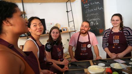 Gemeinsam kochen, essen und reden bringt Menschen zusammen: Die Schöneberger Initiative „Über den Tellerrand“ veranstaltet Kochkurse von und mit Geflüchteten.