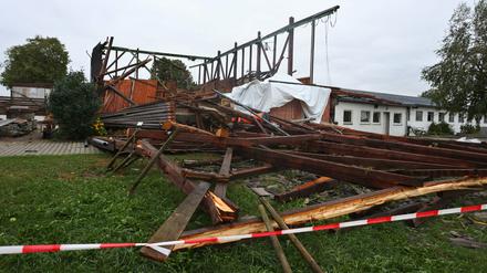 Die Überreste einer Lagerhalle stehen im Ortsteil Rohr. Bei einem Sturm wurde das Dach von der Materialhalle weggefegt. Es befindet sich nun 300 Meter von dem Gebäude entfernt.