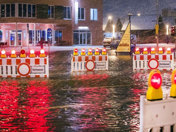Absperrungen in Wismar (Mecklenburg-Vorpommern) auf einer überfluteten Straßenkreuzung