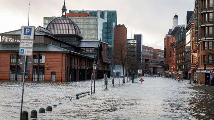Sturmflut in Hamburg: Nach dem Orkantief Sabine sorgte das Hochwasser in Hamburg für eine schwere Sturmflut, die den Fischmarkt übeflutete. 