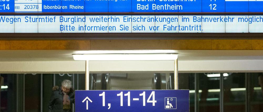 Auf "Einschränkungen im Bahnverkehr" wird am 03.01.2018 auf einer Anzeigentafel im Hauptbahnhof in Osnabrück hingewiesen.
