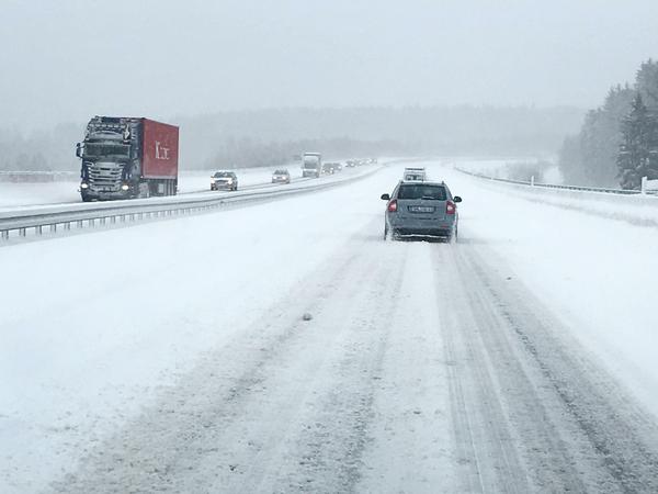 Die eingeschneite Autobahn 73 bei Suhl.