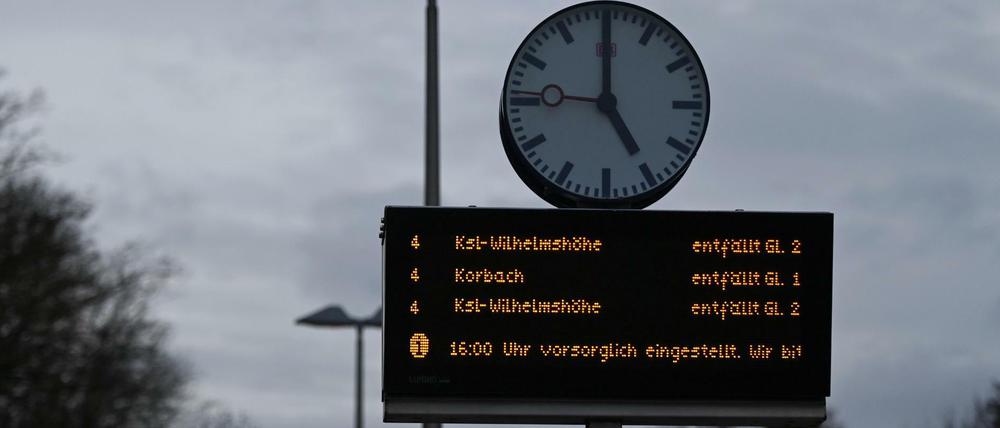 Eine elektronische Anzeige im Bahnhof Zierenberg in Hessen.