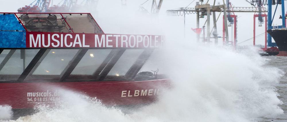 Eine Hafenfähre fährt im Sturm auf der Elbe.