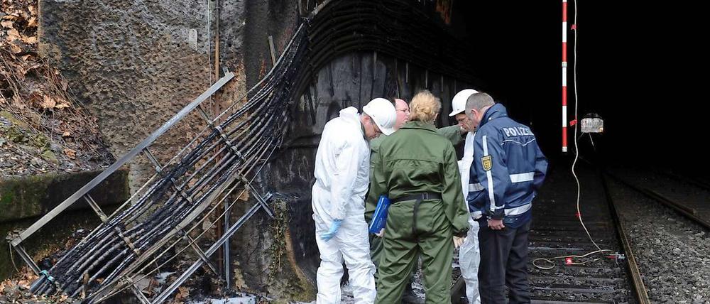 Nach einem Kabelbrand in einem Tunnel in Stuttgart ermittelt die Polizei wegen Brandstiftung.