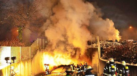 Lichterloh brannte es in der Tiefgarage in Stuttgart. 160 Feuerwehrleute waren fast die ganze Nacht im Einsatz.