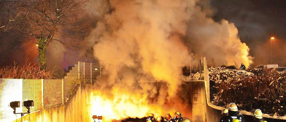 Lichterloh brannte es in der Tiefgarage in Stuttgart. 160 Feuerwehrleute waren fast die ganze Nacht im Einsatz.