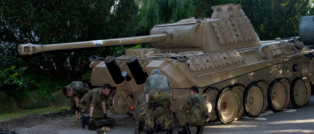 Ein "Panther" Kampfpanzer wird in Heikendorf nahe Kiel zum Abtransport vorbereitet.